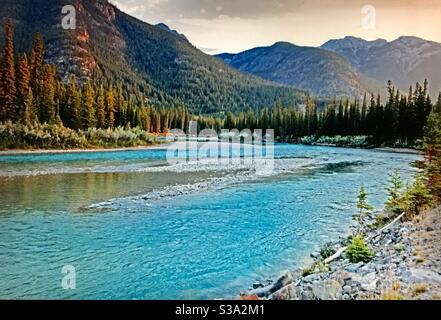 Alberta Bound, Bow River, Bow Valley Provincial Park, Canadian Rockies, Rocky Mountains, Sonnenaufgang, Bergreflexionen, Spiegel, entlang der TransCanada Autobahn Stockfoto