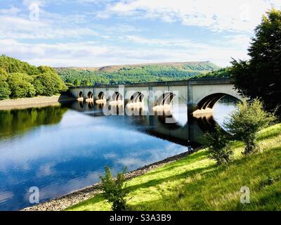 Ladybower Reservoir Ashopton Viadukt und A57 über Ladybower Reservoir Derbyshire Peak District Nationalpark Derbyshire England Großbritannien GB Europa Stockfoto
