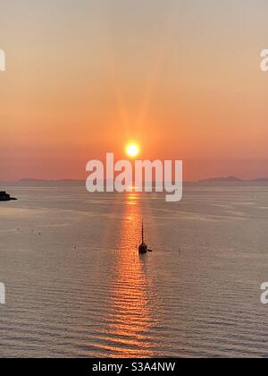 Wunderschöner Sonnenuntergang in Sorrento, Italien Stockfoto