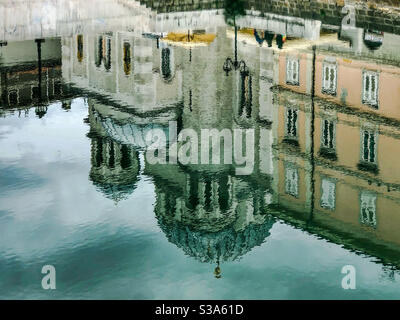 Spiegelungen von Gebäuden im Canal Grande, Triest, Friaul Julisch Venetien, Italien Stockfoto