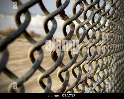 Nahaufnahme eines Kettengliederzauns. Stockfoto