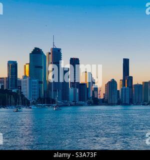 Die Skyline von Brisbane, Australien, wenn die Sonne untergeht. Stockfoto