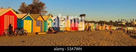 Berühmte Badekisten am Brighton Beach, Victoria, Australien, bei Sonnenuntergang. Stockfoto