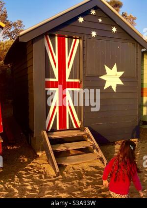 Die berühmte Badekiste mit der australischen Flagge am Brighton Beach in der Nähe von Melbourne in Victoria, Australien. Die Strandkisten stammen aus dem späten 19. Jahrhundert. Stockfoto