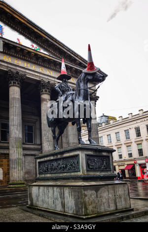 Glasgow Gallery of Modern Art. Vor der Galerie steht eine Statue des Herzogs von Wellington, der normalerweise einen Kegel auf dem Kopf hat. Stockfoto