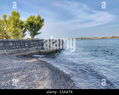 Eine felsige Küste am Eriesee in Fort Erie, Ontario, Kanada. Stockfoto