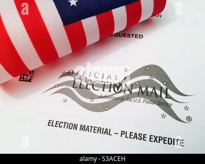 Nahaufnahme der Postsendung für die Parlamentswahlen, 3. November 2020 zusammen mit einer amerikanischen Flagge, USA Stockfoto