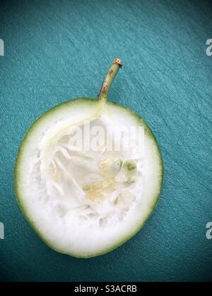 Querschnitt einer grünen, unreifen Passionsfrucht Stockfoto