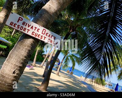 Schild am Resort in Key Largo, Florida - "Privatstrand Resort nur Gäste." Stockfoto