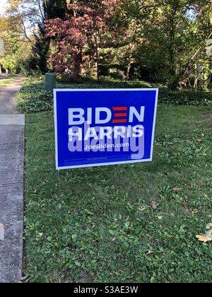 Princeton, NJ -14 Okt 2020- Ansicht eines Biden Harris Rasenzeichen in New Jersey für die Wahl 2020 in den Vereinigten Staaten. Stockfoto