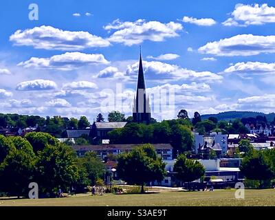 St. Martins Kirche Dorking. Blick über Dorking zur St. Martins Kirche an einem schönen Sommertag. Stockfoto