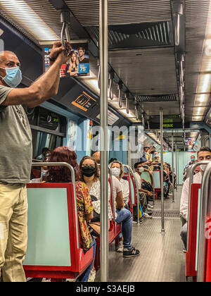 Passagiere in einer U-Bahn-Zug tragen schützende chirurgische Gesicht Masken, die helfen, die Ausbreitung des Coronavirus COVID-19 zu stoppen In der Stadt Lissabon Portugal Stockfoto