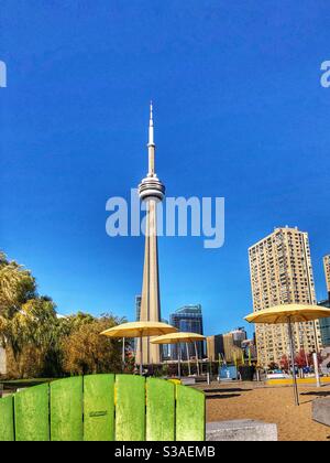 Der CN Tower in Toronto an einem schönen sonnigen Tag. Stockfoto