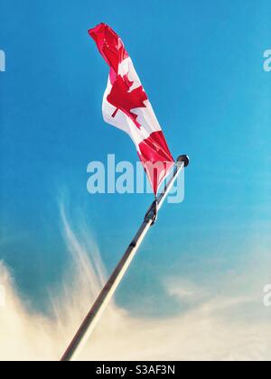 Kanada Flagge weht im Wind gegen blauen Himmel Stockfoto