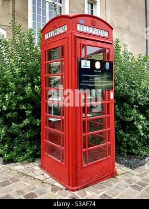 Britische rote Telefonbox wurde in eine freie öffentliche Bibliothek umgewandelt, die seit 1957 in Bourges, Cher, Frankreich, installiert wurde, um die „Partnerschaft“ mit Peterborough, Großbritannien, zu feiern. Stockfoto