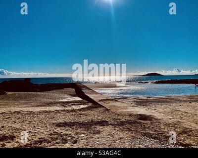 Looe Insel in der Ferne - Cornwall Sonnenuntergang & Strand Blick von Millendreath Stockfoto