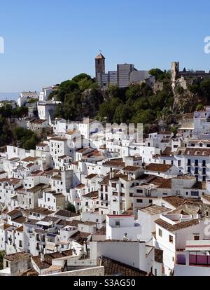 Landschaftlich schöner Blick auf das weiße Dorf Casares im Süden Spanien Stockfoto