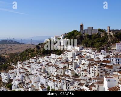 Panoramablick auf das traditionelle weiße Dorf Casares in Südspanien Stockfoto