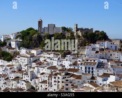 Das traditionelle weiße Dorf Casares in Südspanien Stockfoto