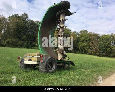 Traktor Lader Baggerlader Erdschnecke Bits in der Weide Stockfoto