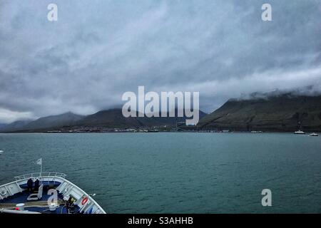 Kreuzfahrtschiff Ankunft in Longyearbyen in Svalbard. Stockfoto