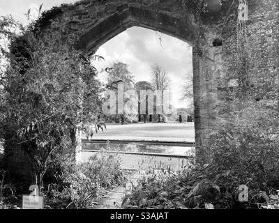 Fenster in den Reliquien einer Tudor-Zehenscheune im Sudeley Castle, Gloucester, das während des englischen Bürgerkrieges zerstört wurde. Stockfoto