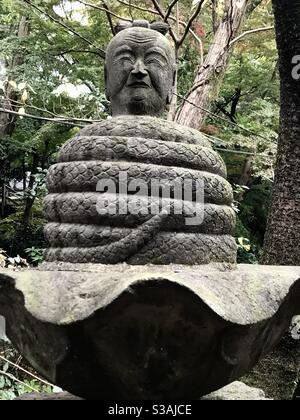 Skulptur der Schlangenspule mit einem Kopf gekrönt am Inokashira Benzaiten Buddhistischen Tempel im Inokashira Park, Kichijoji, Tokyo, Japan. Stockfoto