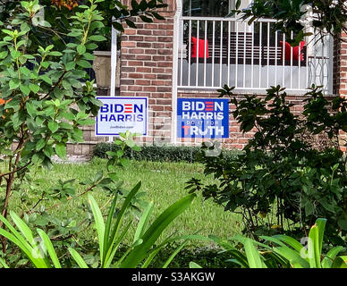 Politische Werftschilder vor einem Haus in Orlando, Florida für Biden Haris und Biden Harris für Wahrheit für die Präsidentschaftswahl 2020 Stockfoto