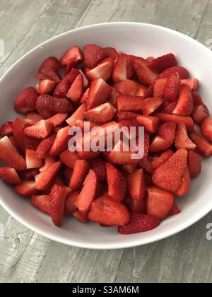 Frisch zubereitete Erdbeeren in einer Schüssel Stockfoto