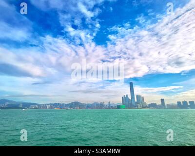 Ein Blick auf den westlichen Kowloon und Victoria Hafen in Hong Kong. Stockfoto