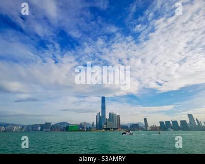 Ein Blick auf den westlichen Kowloon und Victoria Hafen in Hong Kong. Stockfoto