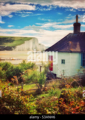 Eines der ikonischen Coastguard Cottages (Fisherman's Cottages), das den berühmten Blick auf die Seven Sister's an der Sussex Küste, England, UK, überblickt. Bildnachweis ©️ COLIN HOSKINS. Stockfoto