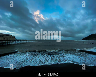 Aberystwyth, West Wales, Großbritannien. Montag, 26. Oktober 2020. News: Stimmungsvoller Himmel heute Morgen in Aberystwyth. Bildnachweis ©️ Rose Voon / Alamy Live News. Stockfoto