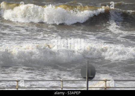 Aberystwyth, West Wales, Großbritannien. Montag, 26. Oktober 2020. News: Raue Meere in Aberystwyth heute Morgen. Bildnachweis ©️ Rose Voon / Alamy Live News Stockfoto