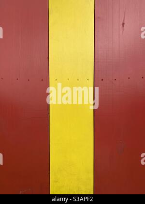 Rot und gelb lackierter Holzhintergrund Stockfoto