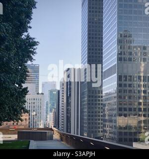 LOS ANGELES, CA, JUL 2020: City National Plaza Türme auf der rechten Seite mit anderen hohen Gebäuden und Wolkenkratzern im Hintergrund, Downtown tagsüber Stockfoto