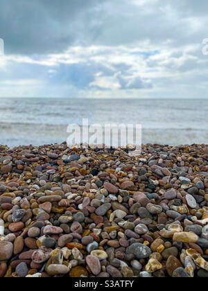 Kieselsteine an einem steinigen Strand in Großbritannien. Stockfoto