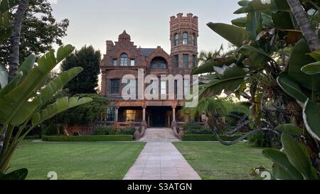 LOS ANGELES, CA, JUL 2020: Historic Stimson House, ein Richardsonian romanischen Herrenhaus im Jahr 1891 gebaut, in der University Park Nachbarschaft. Stockfoto