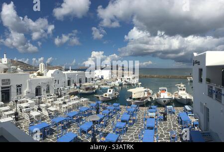 Der malerische Fischerhafen von Naoussa Dorf, in Paros Insel, Kykladen, Ägäis, Griechenland. Stockfoto