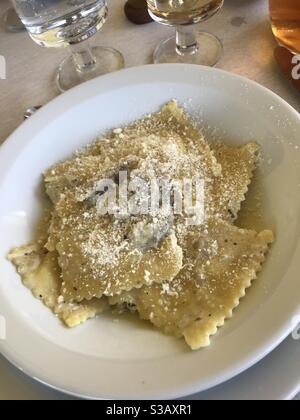 Ravioli Pasta gefüllt mit Spargel Stockfoto