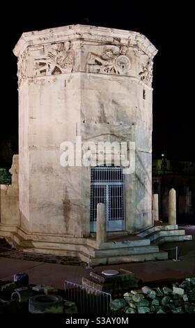 Der achteckige ‘Turm der Winde’ in der römischen Agora, Athen, Griechenland. Gebaut in pentelischem Marmor von Andronicus (1. Jh. v. Chr.), hat es Wetterflügel, Sonnenuhr, hydraulische Uhr und 8 Windgötter abgebildet. Stockfoto