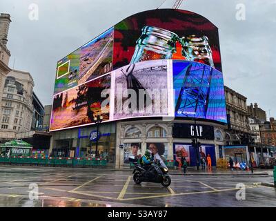 Werbung gesehen am Piccadilly Circus London am Montag, 2. November 2020, drei Tage vor einer National Lockdown in London England. Stockfoto