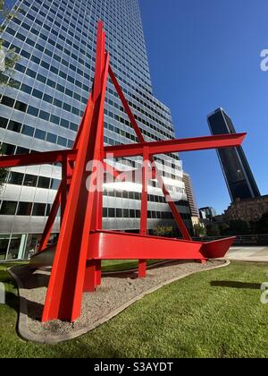 LOS ANGELES, CA, JUL 2020: Ansicht schließen leuchtend rote Stahlskulptur 'Shoshone' von Mark DiSuvero, 1982, vor dem Bürogebäude des Citigroup Center in Downtown, AON Tower rechts Stockfoto