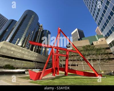 LOS ANGELES, CA, JUL 2020: Weitwinkel-Ansicht leuchtend rot, Stahlskulptur 'Shoshone' von Mark DiSuvero, 1982, außerhalb des Citigroup Center in Downtown, Westin Bonaventure Hotel auf der linken Seite Stockfoto