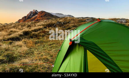 Wildes Campen in einem Zelt in den schottischen Highlands. Stockfoto