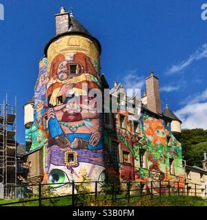 Kelburn Castle gemalt in hellen brasilianischen Graffiti in Fairlie, North Ayrshire, Schottland. Stockfoto