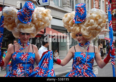 London Gay Pride Parade, schwule Männer und Drag Queens verkleidet in fabelhaften Kunden Stockfoto