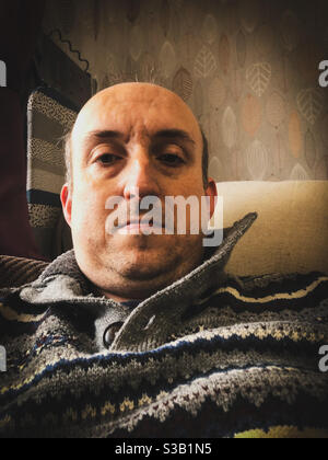 Selbstporträt eines Mannes mittleren Alters mit Stoppeln trägt einen dicken Pullover. Stockfoto