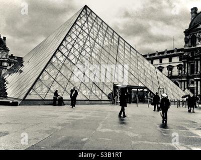 Monochromatische Fotografie der Louvre-Pyramide von im Pei, Paris, Frankreich. Stockfoto