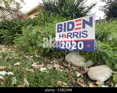 THOUSAND OAKS, CA, 2020. NOVEMBER: Biden-Harris unterschreibt den Präsidentschaftswahlkampf der Vereinigten Staaten auf einem Hof in einem Vorort Stockfoto